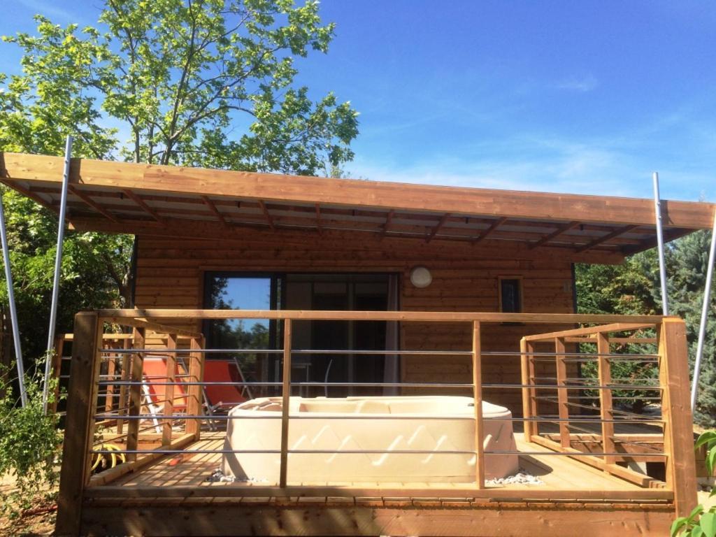 Camping Les Hautes Prairies Lourmarin Exterior photo