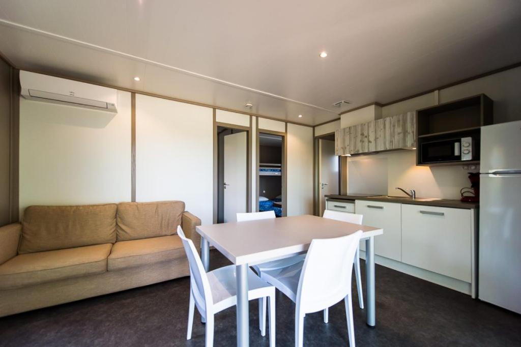 Camping Les Hautes Prairies Lourmarin Exterior photo
