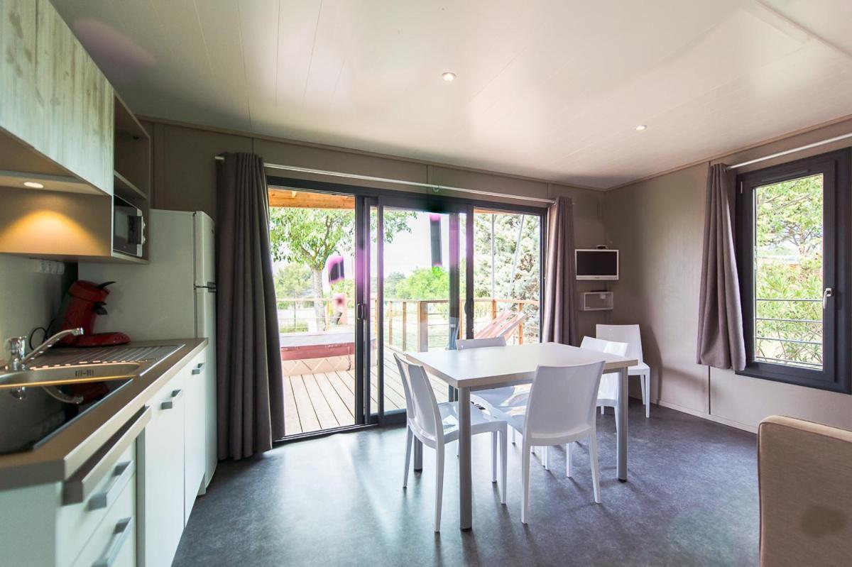 Camping Les Hautes Prairies Lourmarin Exterior photo