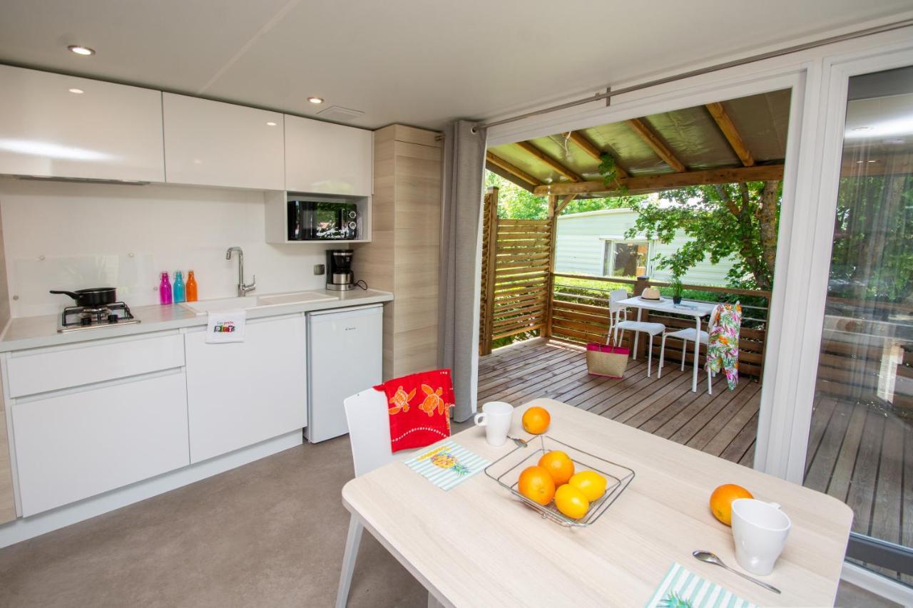 Camping Les Hautes Prairies Lourmarin Exterior photo