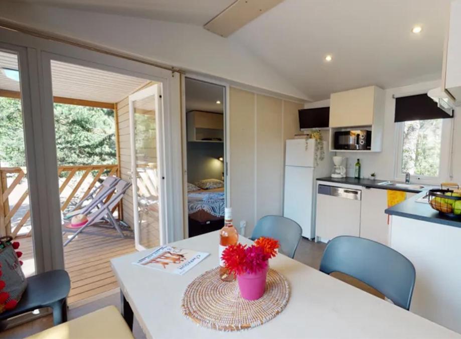Camping Les Hautes Prairies Lourmarin Exterior photo